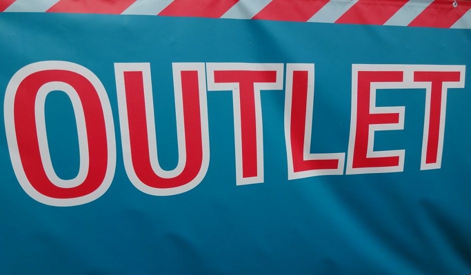 Moderator für Verkaufsförderung im Outlet fördert Lagerverkauf