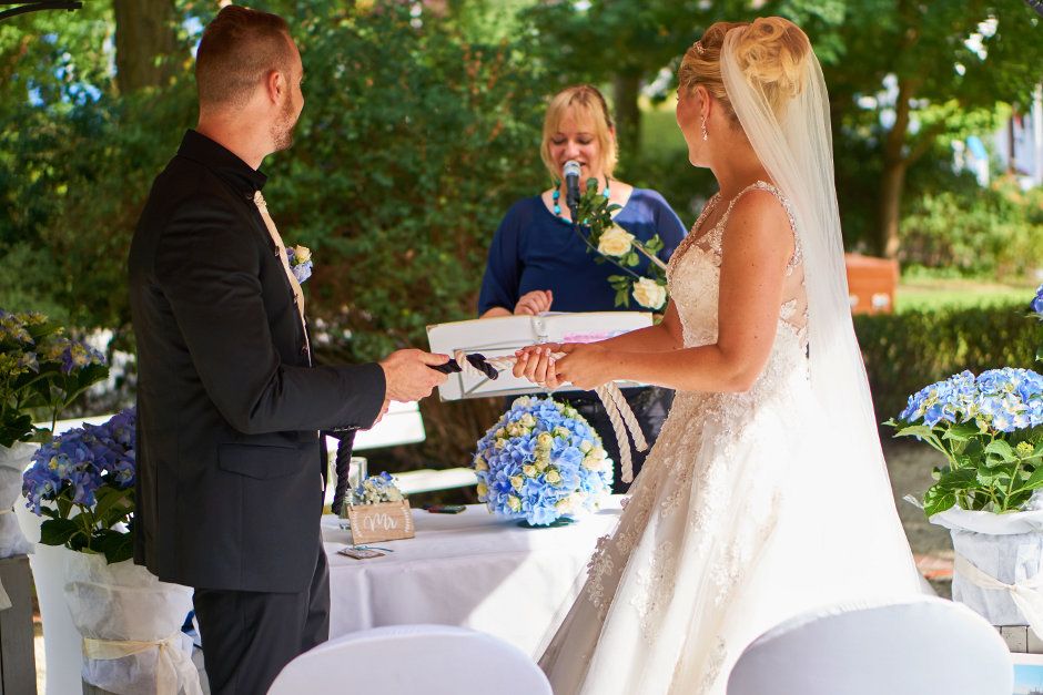 Hochzeitsmoderatorin buchen Hochzeitsmoderatorin buchen