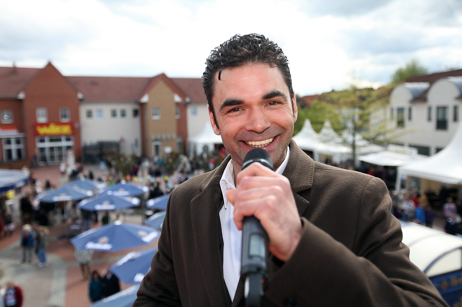 Peter Juhle als Moderator vor Publikum bei einer Veranstaltung